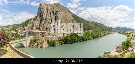 Der Rocher de La Baume oberhalb der Durance bei Sisteron in der Provence. Panorama, Panorama. Frankreich, Europa. Druck, Poster, HD. Stockfoto