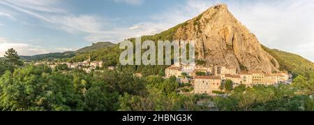 Der Rocher de La Baume oberhalb der Durance bei Sisteron in der Provence. Panorama, Panorama. Frankreich, Europa. Druck, Poster, HD. Stockfoto