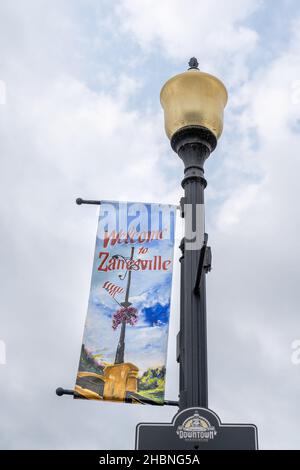 Zanesville, OH - 8. September 2021: Willkommen im Zanesville Banner auf einem Laternenpfahl in der Innenstadt. Stockfoto