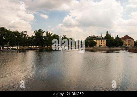 Denkmäler in Wrocław am Ufer der oder, von der anderen Seite an einem sonnigen Tag gesehen. Stadt. Stockfoto