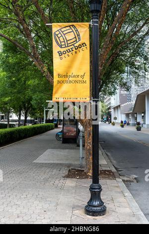 Louisville, KY - 11. September 2021: Banner auf einem Lichtpfosten in der Innenstadt, das den Louisville Bourbon District zum Geburtsort des Bourbonismus erklärt. Stockfoto