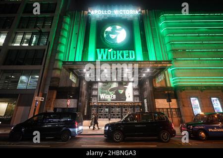 Ein Blick auf das Apollo Victoria Theatre im Zentrum von London, das gezwungen wurde, die Aufführungen von Wicked am Montag abzusagen, nachdem Mitglieder des Unternehmens positiv auf Coronavirus getestet wurden. Bilddatum: Montag, 20. Dezember 2021. Stockfoto