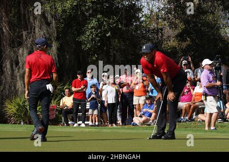 Orlando, Usa. 19th Dez 2021. Tiger Woods und sein Sohn Charlie Woods blicken während der letzten Runde der PNC-Meisterschaft im Ritz-Carlton Golf Club Grande Lakes in Orlando über einen Schuss auf das neunte Loch. Tiger und Charlie haben am Sonntag einen Turnierrekord mit 11 aufeinanderfolgenden Birdies aufgestellt, einen 15-unter-Par-Rekord von 57 geschossen und den zweiten Platz im 36-Loch-Turnier erreicht. (Foto von Paul Hennessy/SOPA Images/Sipa USA) Quelle: SIPA USA/Alamy Live News Stockfoto