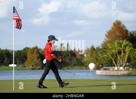 Orlando, Usa. 19th Dez 2021. Charlie Woods, Sohn von Tiger Woods, spaziert während der letzten Runde der PNC-Meisterschaft im Ritz-Carlton Golf Club Grande Lakes in Orlando auf dem 18th Green. Tiger und Charlie haben am Sonntag einen Turnierrekord mit 11 aufeinanderfolgenden Birdies aufgestellt, einen 15-unter-Par-Rekord von 57 geschossen und den zweiten Platz im 36-Loch-Turnier erreicht. (Foto von Paul Hennessy/SOPA Images/Sipa USA) Quelle: SIPA USA/Alamy Live News Stockfoto