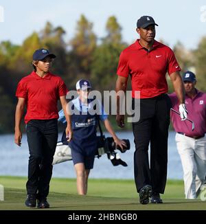 Orlando, Usa. 19th Dez 2021. Tiger Woods und sein Sohn Charlie Woods gehen während der letzten Runde der PNC-Meisterschaft im Ritz-Carlton Golf Club Grande Lakes in Orlando auf dem 18th-Loch-Platz. Tiger und Charlie haben am Sonntag einen Turnierrekord mit 11 aufeinanderfolgenden Birdies aufgestellt, einen 15-unter-Par-Rekord von 57 geschossen und den zweiten Platz im 36-Loch-Turnier erreicht. (Foto von Paul Hennessy/SOPA Images/Sipa USA) Quelle: SIPA USA/Alamy Live News Stockfoto