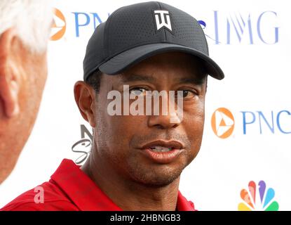 Orlando, Usa. 19th Dez 2021. Tiger Woods wird nach Abschluss der letzten Runde der PNC Championship im Ritz-Carlton Golf Club Grande Lakes in Orlando interviewt. Tiger und sein Sohn, Charlie Woods, haben am Sonntag einen Turnierrekord mit 11 aufeinanderfolgenden Birdies aufgestellt, einen 15-unter-Par-Rekord von 57 geschossen und den zweiten Platz im 36-Loch-Turnier erreicht. (Foto von Paul Hennessy/SOPA Images/Sipa USA) Quelle: SIPA USA/Alamy Live News Stockfoto