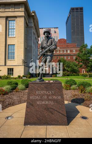 Louisville, KY - 11. September 2021: Das von Doyle Glass geformte Kentucky Medal of Honor Memorial zeigt Sergeant John C. Squires im April 1944, als er Stockfoto