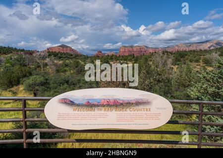 Sedona, AZ - 27. September 2021: Dieses Schild „Welcome to Red Rock Country“ befindet sich im Besucherzentrum des Red Rock Ranger District und trägt den Namen der Forma Stockfoto