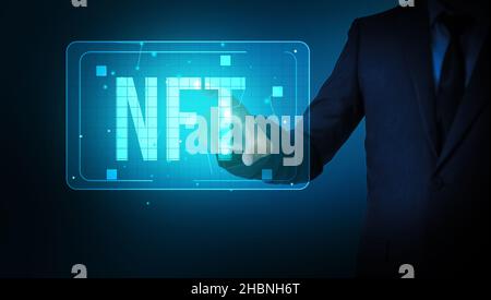 NFT und Digital Art Concept Hintergrund mit dem Menschen, der die neueste Technologie berührt Stockfoto