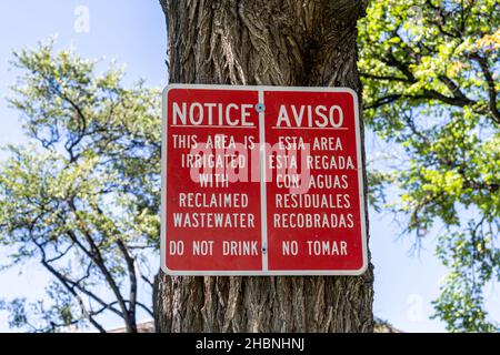 Hinweis auf einen Baum geschrieben, dass die Fläche mit zurückgewonnenen Abwasser bewässert wird und nicht auf Spanisch und Englisch trinken Stockfoto