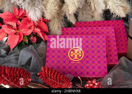 Las Vegas, NV - 15. Dez 2021: Die Schachteln unter dem Weihnachtsbaum haben ein farbenfrohes geometrisches Muster und das doppelte T-Logo von Tory Burch. Stockfoto
