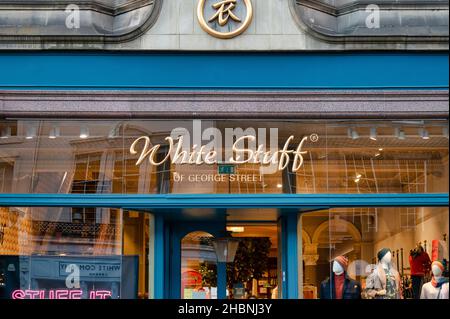 Edinburgh, Schottland - 21. Nov 2021: Das Schild für den White Stuff Store in Edinburgh. Stockfoto