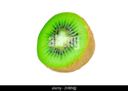 Halb Kiwi isoliert auf weißem Hintergrund, Nahaufnahme Kiwi Obst mit Schneideweg. Stockfoto