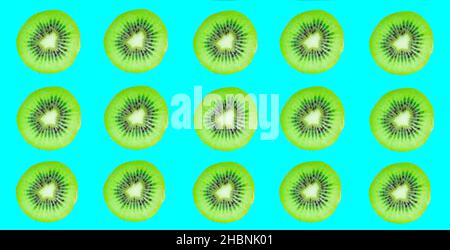 Kiwi-Scheiben, Draufsicht auf Kiwi-Scheiben isoliert auf blauem Hintergrund. Tropische Früchte Muster Hintergrund. Stockfoto