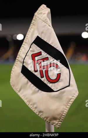 London, Großbritannien. 20th Dez 2021. Eine Detailansicht der Fulham FC Eckflagge. EFL Skybet Championship match, Fulham gegen Sheffield Utd im Craven Cottage in London am Montag, 20th. Dezember 2021. Dieses Bild darf nur für redaktionelle Zwecke verwendet werden. Nur zur redaktionellen Verwendung, Lizenz für kommerzielle Nutzung erforderlich. Keine Verwendung bei Wetten, Spielen oder Veröffentlichungen in einem Club/einer Liga/einem Spieler. PIC von Steffan Bowen/Andrew Orchard Sports Photography/Alamy Live News Credit: Andrew Orchard Sports Photography/Alamy Live News Stockfoto