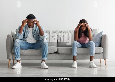 Deprimiert junge schwarze Paar auf der Couch sitzen und denken Stockfoto