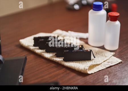 Druckerpatronen werden gerade gereinigt Stockfoto