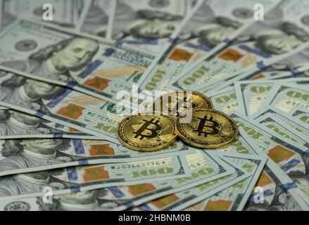 Symbolische Bitcoin-Münze auf hundert Dollar, selektiver Fokus, Bitcoin-Konzept-Idee Foto Stockfoto