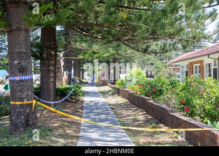 Narrabeen Sydney, Freak Sturm im Dezember 2021 wich großen Bereichen der nördlichen Strände von Sydney ab, Aufräumen beginnt Tag für Tag in Narrabeen, Sydney, NSW Stockfoto