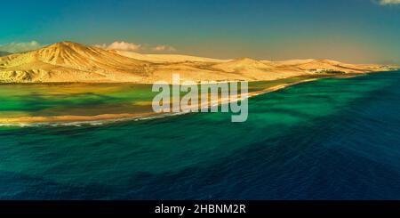 Atemberaubender Panoramablick auf die Lagune und den Strand von Sotavento Fuerteventura Stockfoto