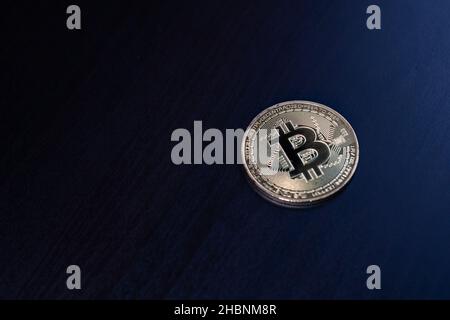 Goldene symbolische Münze Bitcoin auf schwarzem Hintergrund, Nahaufnahme Kopie Raum Foto Stockfoto