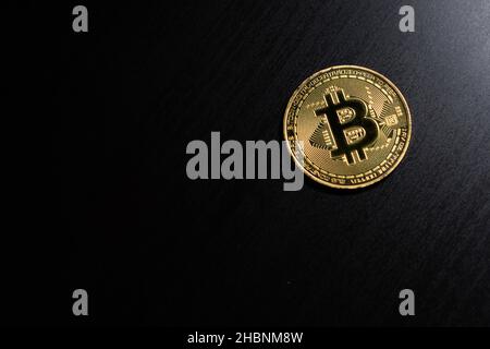 Gold glänzende Bitcoin Krypto Währung Münzen auf schwarzem Hintergrund, kopieren Raum Foto Stockfoto