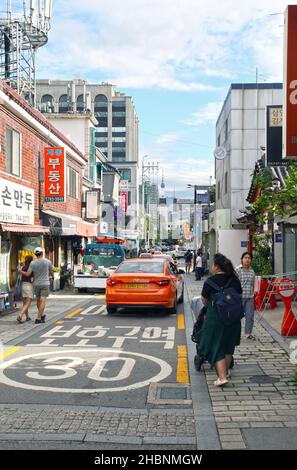 Kleine Geschäfte und Gebäude in Jongno-gu, Seoul, Südkorea. Stockfoto