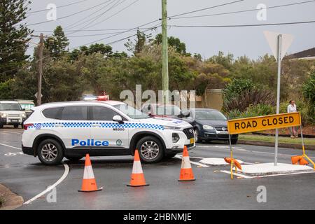 In Sydney schließt die Polizei von NSW die Ocean Street in Narrabeen während der Freak-Stürme, die eine Dame in der Ocean Street töteten, dem Narrabeen-Freak-Sommersturm in Australi Stockfoto