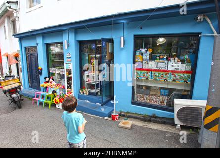 Kleine Geschäfte und Gebäude in Jongno-gu, Seoul, Südkorea. Stockfoto