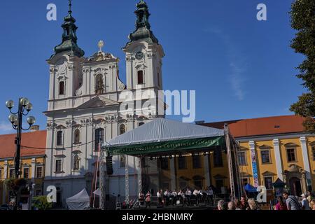 Uherske Hradiste, Tschechische Republik - 11. September 2021 - die Kirche des heiligen Franz von Xaver während der slowakischen Weinfeste auf dem Masaryk-Platz Stockfoto