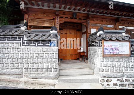 Kleine Geschäfte und Gebäude in Jongno-gu, Seoul, Südkorea. Stockfoto