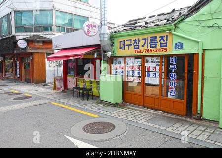 Kleine Geschäfte und Gebäude in Jongno-gu, Seoul, Südkorea. Stockfoto