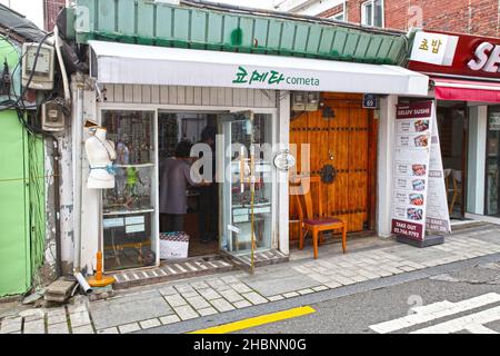 Kleine Geschäfte und Gebäude in Jongno-gu, Seoul, Südkorea. Stockfoto