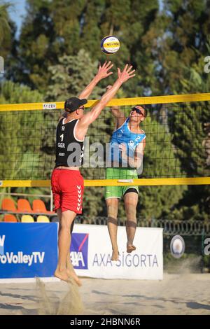 IZMIR, TÜRKEI - 10. JULI 2021: Deutschland (Just und Wust) gegen Slowenien (Mozic und Bracko) Viertelfinale des CEV U20 Beach Volleyball Europameisterin Stockfoto