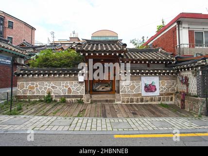 Kleine Geschäfte und Gebäude in Jongno-gu, Seoul, Südkorea. Stockfoto