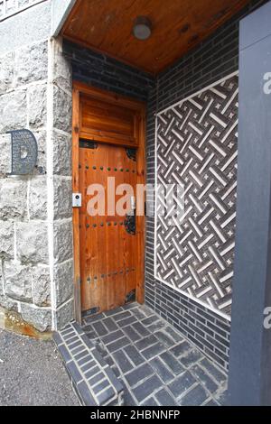 Kleine Geschäfte und Gebäude in Jongno-gu, Seoul, Südkorea. Stockfoto