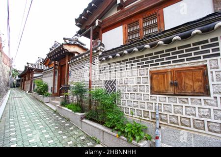 Kleine Geschäfte und Gebäude in Jongno-gu, Seoul, Südkorea. Stockfoto