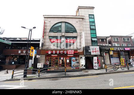 Kleine Geschäfte und Gebäude in Jongno-gu, Seoul, Südkorea. Stockfoto