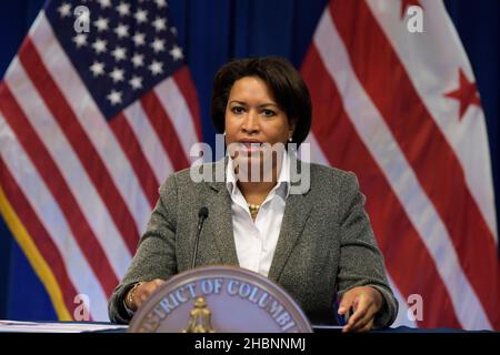 20. Dezember 2021, Washington, Distric of Columbia, USA: Der Bürgermeister von DC, MURIEL BOWSER, spricht über das Situationsupdate von Covid 19 während einer Pressekonferenz, heute am 20. Dezember 2021, im John A. Wilson-Gebäude in Washington DC, USA. (Bild: © Lenin Nolly/ZUMA Press Wire) Stockfoto