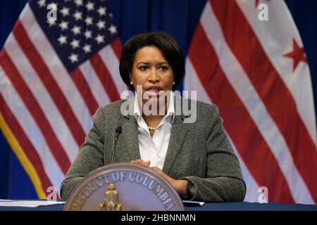 20. Dezember 2021, Washington, Distric of Columbia, USA: Der Bürgermeister von DC, MURIEL BOWSER, spricht über das Situationsupdate von Covid 19 während einer Pressekonferenz, heute am 20. Dezember 2021, im John A. Wilson-Gebäude in Washington DC, USA. (Bild: © Lenin Nolly/ZUMA Press Wire) Stockfoto