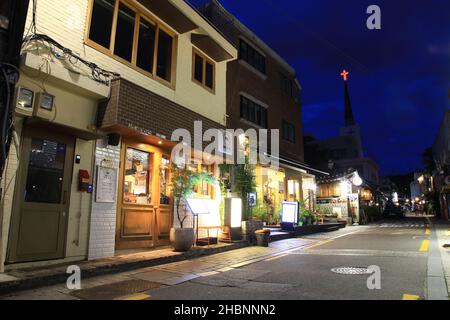 Kleine Geschäfte und Gebäude in Jongno-gu, Seoul, Südkorea. Stockfoto