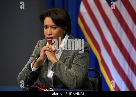 20. Dezember 2021, Washington, Distric of Columbia, USA: Der Bürgermeister von DC, MURIEL BOWSER, spricht über das Situationsupdate von Covid 19 während einer Pressekonferenz, heute am 20. Dezember 2021, im John A. Wilson-Gebäude in Washington DC, USA. (Bild: © Lenin Nolly/ZUMA Press Wire) Stockfoto