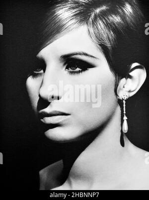 Schwarz-Weiß-Porträt von Barbra Streisand im Academy Museum of Motion Pictrres, Los Angeles, Kalifornien, Stockfoto