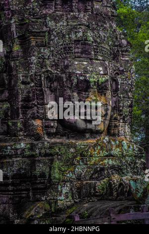 Bayon Tempel, Khmer Buddhistischer Tempel in Angkor in Kambodscha. Der Tempel ist mit steinernen Gesichtern des Mahayana-buddhistischen Königs Jayavarman VI. Bedeckt Stockfoto