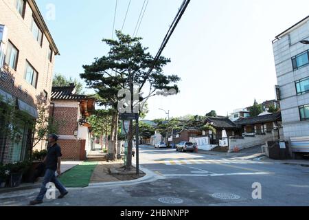 Kleine Geschäfte und Gebäude in Jongno-gu, Seoul, Südkorea. Stockfoto