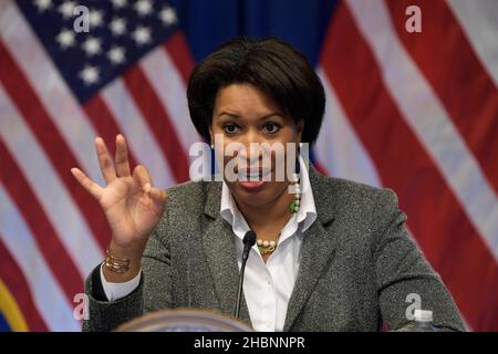 20. Dezember 2021, Washington, Distric of Columbia, USA: Der Bürgermeister von DC, MURIEL BOWSER, spricht über das Situationsupdate von Covid 19 während einer Pressekonferenz, heute am 20. Dezember 2021, im John A. Wilson-Gebäude in Washington DC, USA. (Bild: © Lenin Nolly/ZUMA Press Wire) Stockfoto