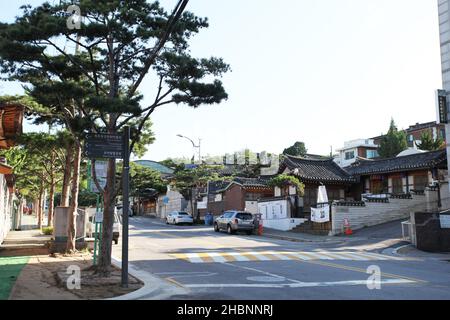 Kleine Geschäfte und Gebäude in Jongno-gu, Seoul, Südkorea. Stockfoto