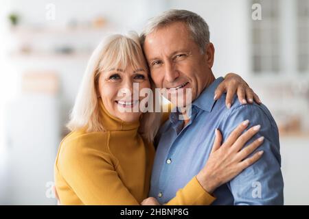 Liebevolle Reife Ehepartner Umarmen Lächelnd Stehen In Der Küche Zu Hause Stockfoto