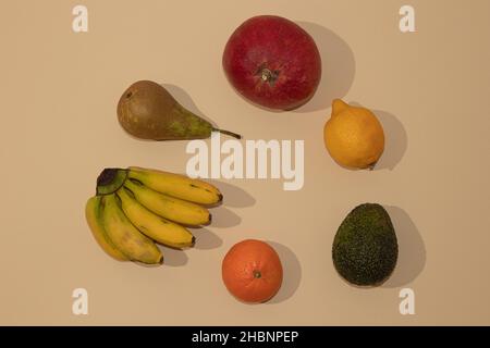 Ein tropisches Sommerlayout mit frischem Obst auf pastellfarbenem Hintergrund Stockfoto