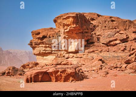 Petra, die großartige antike Stadt, die sich halb in der windgepeitschten Landschaft des südlichen Jordans versteckt, ist eine der berühmtesten Touristenattraktionen der Welt. Stockfoto